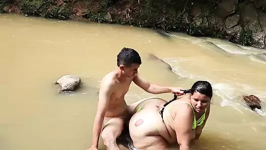 Tanımadığım bir kızı sikiyor beni emiyor ve ağzıma boşalıyor bölüm 2