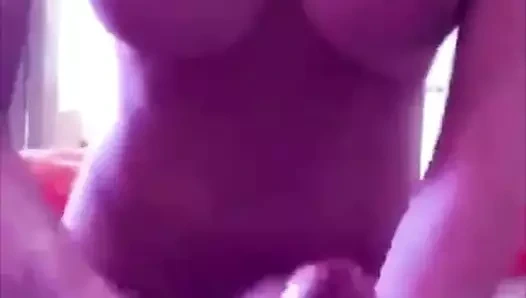 Handjob tarafından mükemmel büyük titted gf