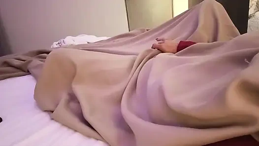 Kirli üvey kız ıslak uyanıyor ve amıyla oynamaya başlıyor, üvey babasının emmesini hayal ediyor.