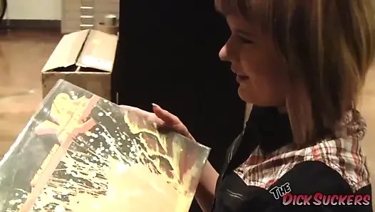 Импровичный минет рыжей Claire Robbins