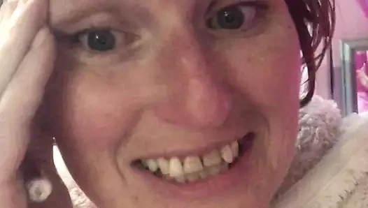 Annemin tüylü ıslak amı çok yoğun kokuyor ve daha önce büyük, seksi bir şişmanı aşağıladıktan sonra senin diline ihtiyacı var