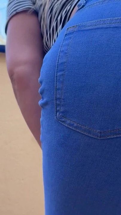 Desperate jeans pee wetting outdoor | Clip 2