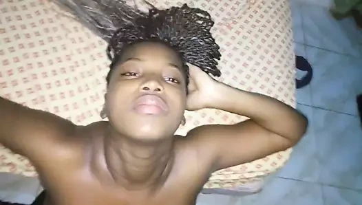 Zenci model büyük zenci yarağının yüzüne yarak emiyor gırtlağına kadar alıyor ve sert sikiliyor - mastermeat1