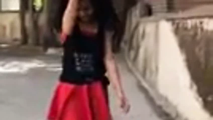 Sevimli desi kız çıplak değil