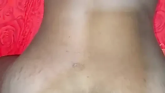 Bu fahişenin büyük kalçalarını yıkıyorum
