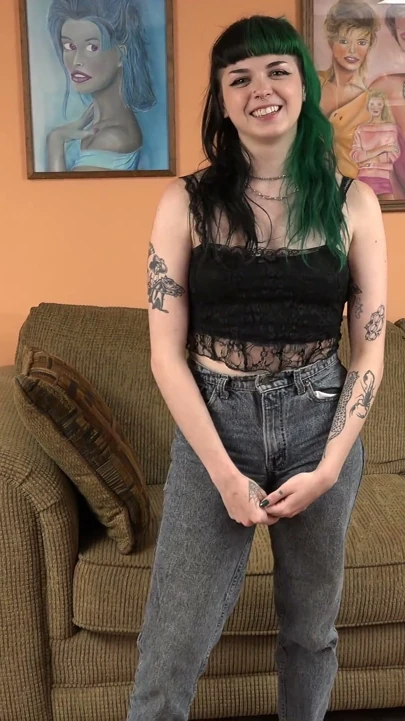 Yeşil saçlı üniversiteli kız Eliza Bea ilk azgın porno filmi için Logan'ı sikiyor