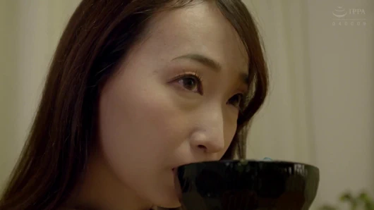 Hmmm... hangi amcığı daha çok seviyorsun? benim mi yoksa şuradaki mi?