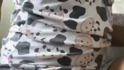 Eve meme uçlarım dik olarak geldi, beni okşuyor! Gerçek ev yapımı video