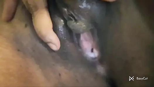 Hintli ev hanımı parmaklıyor