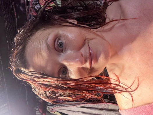 Kızıl saçlılar yatakta vahşidir, değil mi? Çıplak Rachel Wriggler banyoda domalıyor ve taze boyanmış saçlarını temizliyor