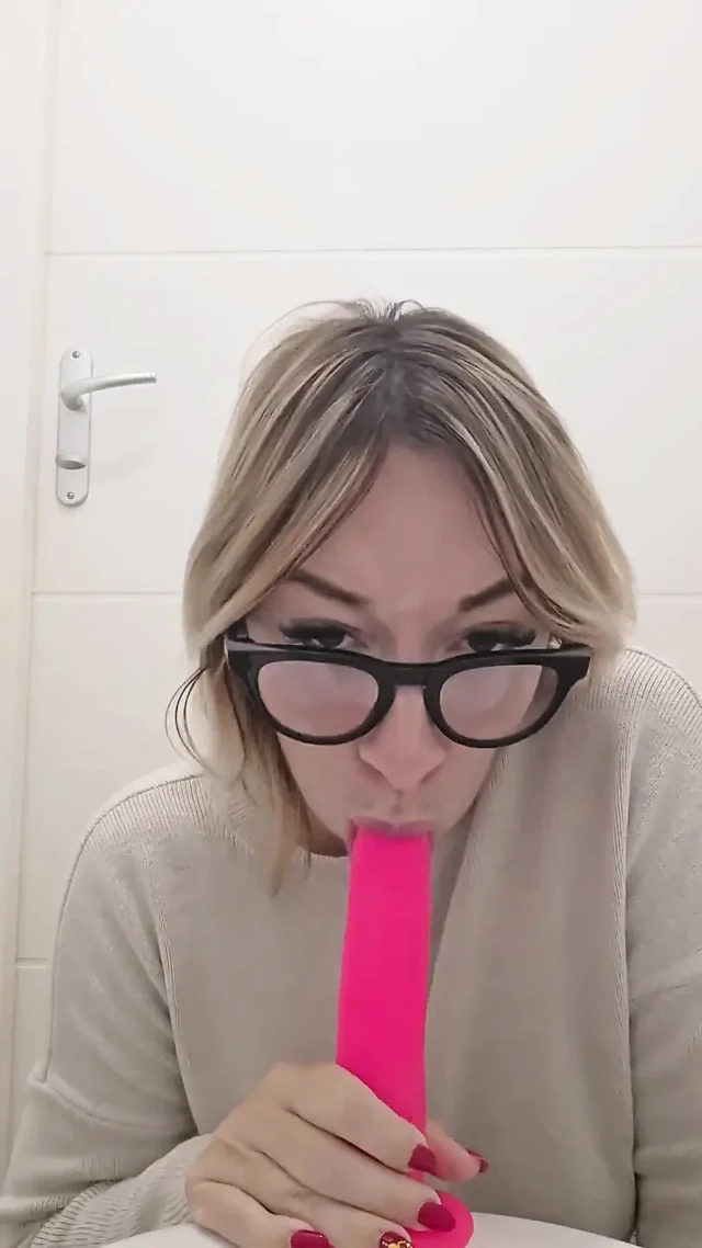 Little French This Feels Good In The Bath ve Mega Squirt