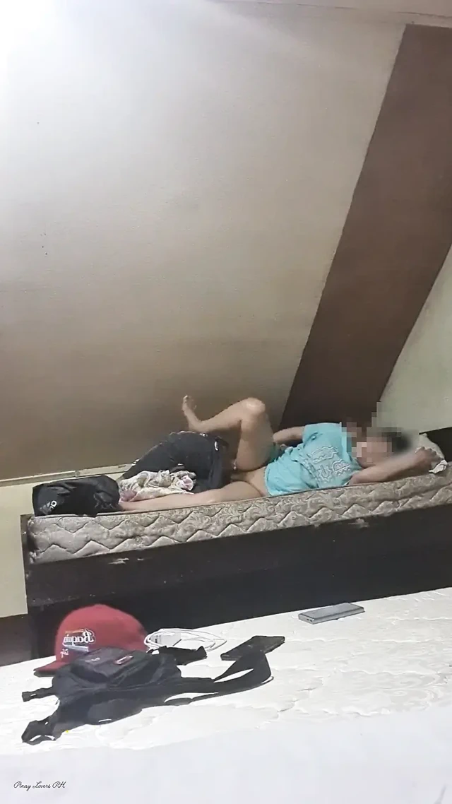 Bölüm 2 erkek arkadaşı yokken azgın oda arkadaşımı sikiyorum