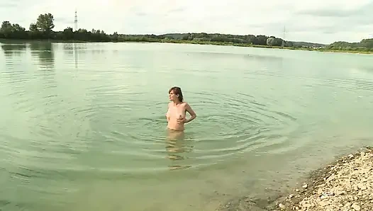 Ateşli ve seksi esmerle açık havada sikişiyor