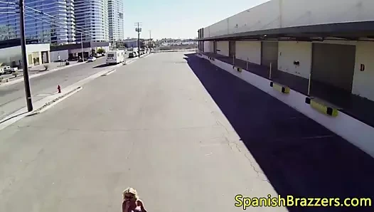 Lesbianas en juego anal con arnes