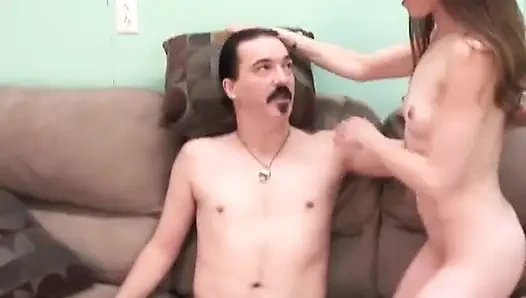Sıska sürtük yeni komşusuna yarak emiyor ve biniyor