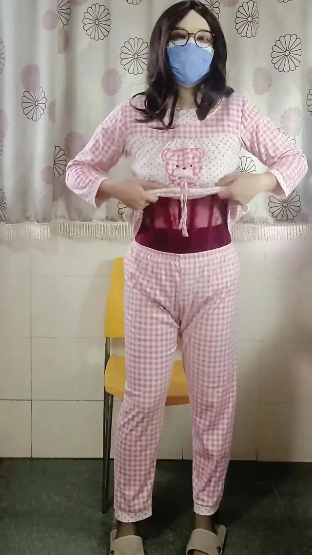 Evde yalnız olan eşi, penisini çıkardı