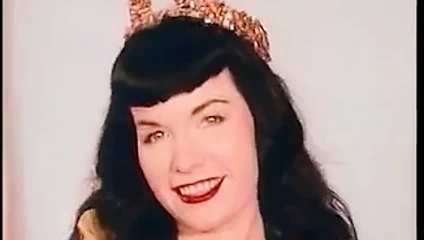 Betty page küçük Mısır'a dans ediyor
