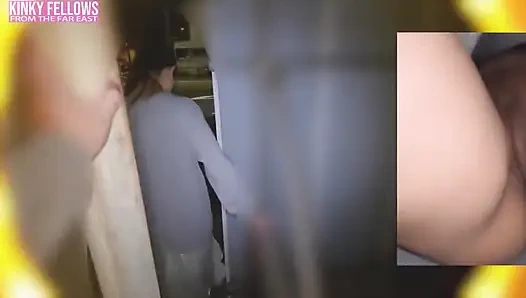 Doğal ve zengin güzellik, riskli geçici bir kabinin içinde sıcak ağız desteği sunarken kırılgan varis ısısı.