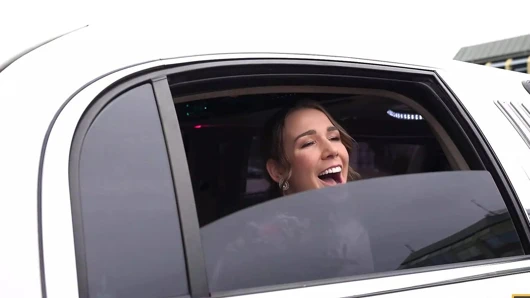 BRIDE4K. Uzun bacaklı çoraplı gelin düğün törenine giderken sikiliyor