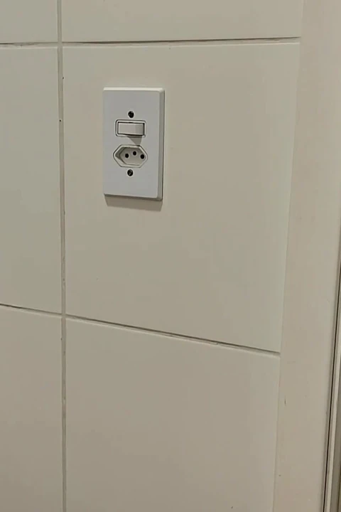 Üvey anne duşta üvey oğlunu mastürbasyon yaparken görüyor, aynını yapıyor ve sonra seks yapmak için banyoya giriyor