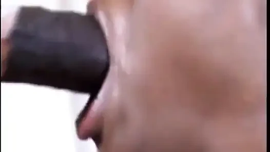 Zenci hatun dizlerinin üzerinde siyah yarak emiyor