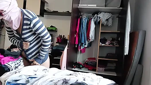 Une Amatrice S’amuse À Essayer Des Vêtements Et À Les Couper.