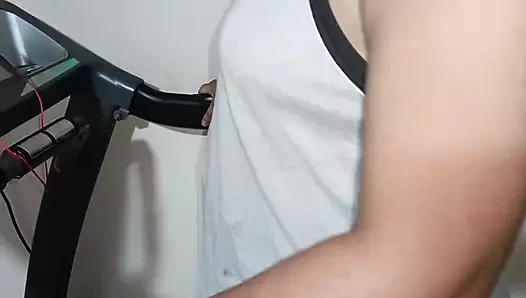 Spor salonu seansım sırasında azgın ve çıplakım. Göğüslerimi ve götümü sikiyorum. Gerçek ev yapımı video