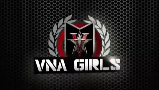 Kimber Lee mor vibratöründen orgazm oluyor