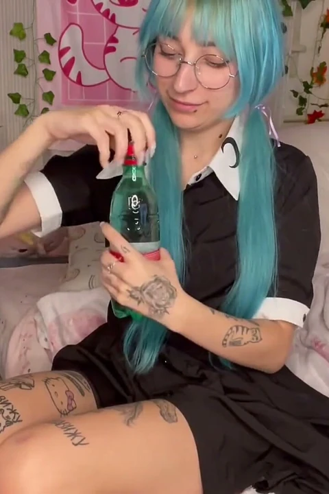 Geğiren sevimli kız