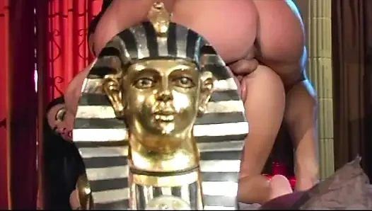 Firavun bu sürtüğü götten sikmek için uyanıyor