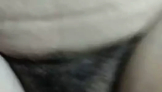 Azgın Hintli koca karısını parmaklıyor.