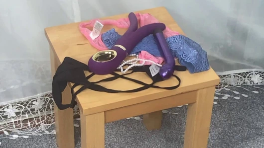 Bayan Olgun Feet hayranları için biraz katlama yapıyor.