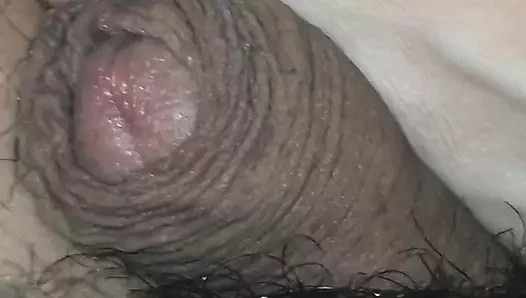 Külotsuz üvey anne ayakları üvey oğlunun yarağı üzerindeyken amını gösteriyor