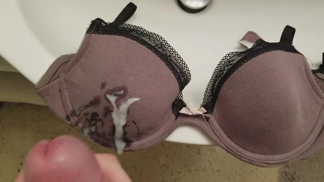 Cumshot üzerinde 38b sutyen