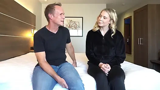 Пожилой мужчина DctrousersNake трахает в анал Sophia Sterling - раннее домашнее видео, ролевая игра, чтобы научить Софии анал