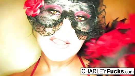 Charley seksi iç çamaşırı ve çorap giyiyor