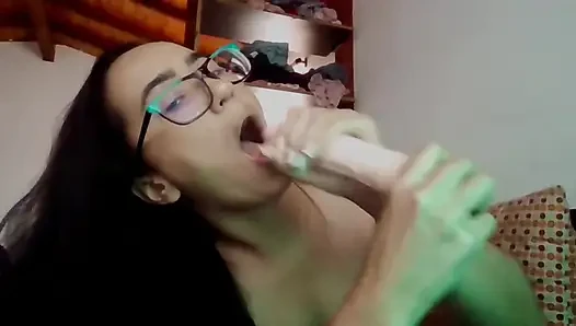 Latin kadın yarak emmeyi ve gırtlağına kadar almayı öğretiyor