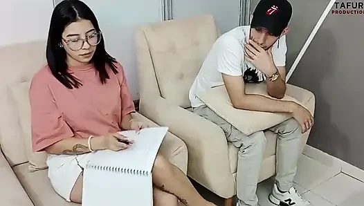 Öğleden sonra sikişiyor ve doğrudan psikoloğumun götüne boşalıyor