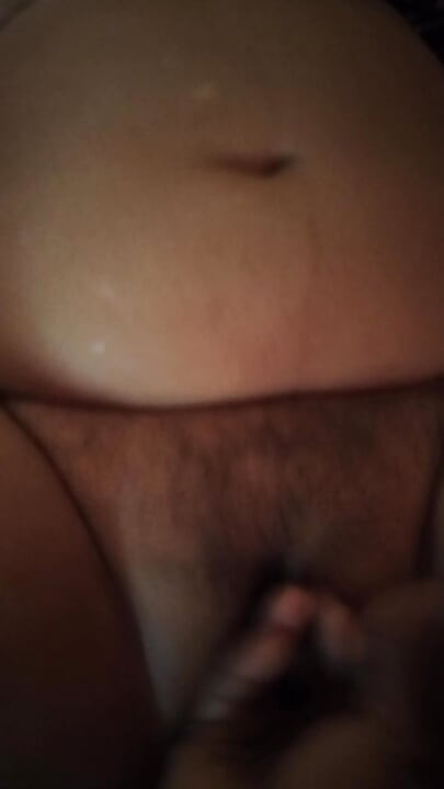 Aldatan Tombul BBW Tamil Desi Karı parmaklanıyor ve karnına masaj yapılıyor