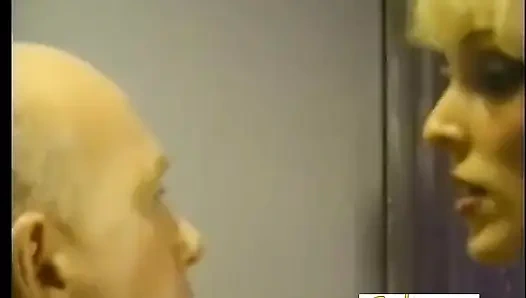 Sarışın kadın egemenliği ve esmer sahibe yaşlı köleye işkence ediyor