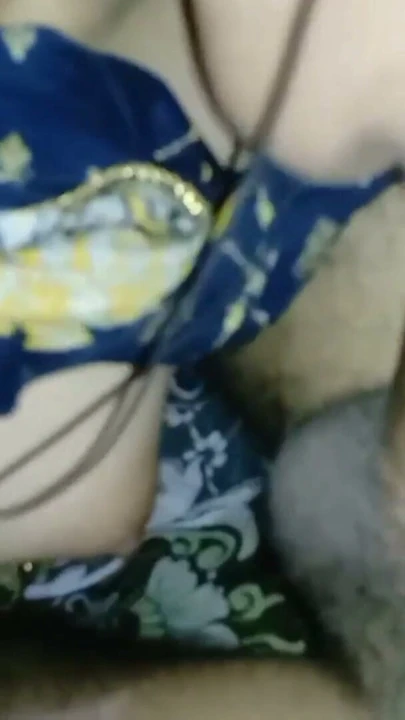 Hintli Bhabhi Sakso ve Döl Aç Bhabhi Büyük Yarağı Derinlemesine Emip Döl Yutarak Tatmin Oluyor | Bölüm 1
