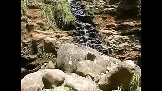 Ateşli büyük memeli sarışın ve redhair şelalede amlarıyla oynuyor