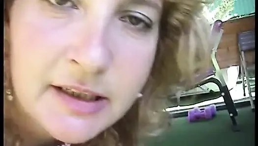 Sarışın orta yaşlı seksi kadın genç bir adam tarafından sikiliyor