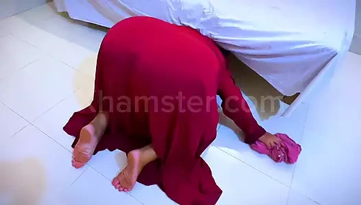 Mısırlı ateşli üvey anne üvey oğlunun yatak odasını süpürüyor ve maalesef yatağın içine sıkıştı