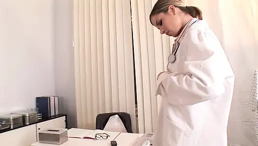 Lezbiyen doktor üniversite üniformalı bir genç kızı ziyarette heyecanlanıyor