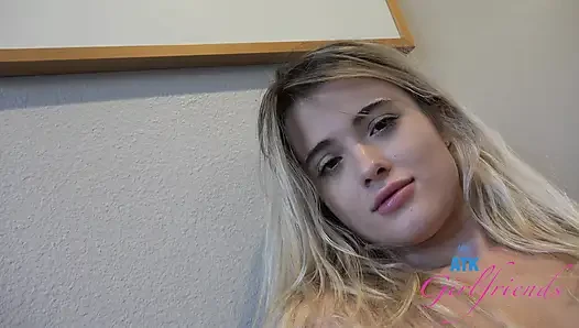 Sarışın Nicole bakış açısı: çiş oyunu, ayakla muamele ve kovboy kız sikişiyor ve dölleniyor