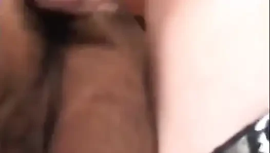 Travesti adam iki ateşli kız tarafından cezalandırılıyor