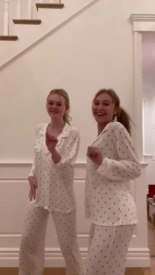 Elle fanning ve pijamalarıyla dans eden sarışın bir arkadaş