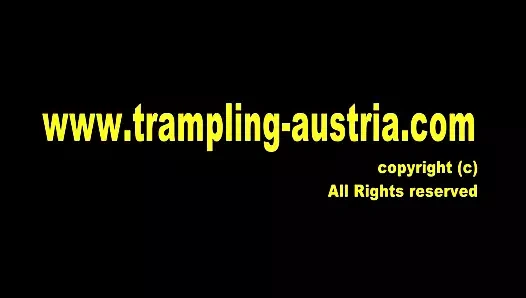 2 sarışın komşusunu ev hırsızı olarak bulur ve onu çiğner