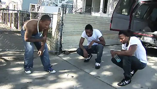 Seksi ve büyük memeli zenci sürtük büyük siyah yarağı yiyor